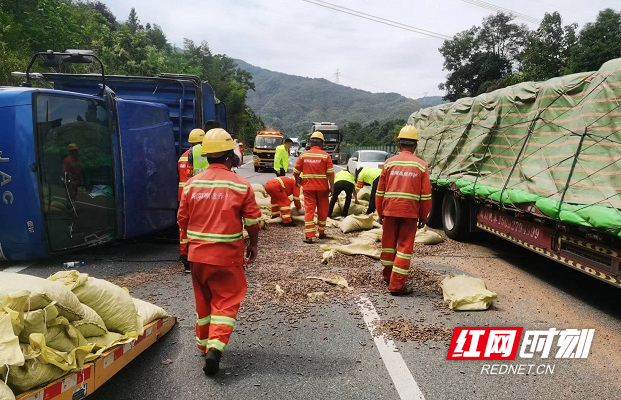 货车侧翻 湖南高速“养护橙”火速救援