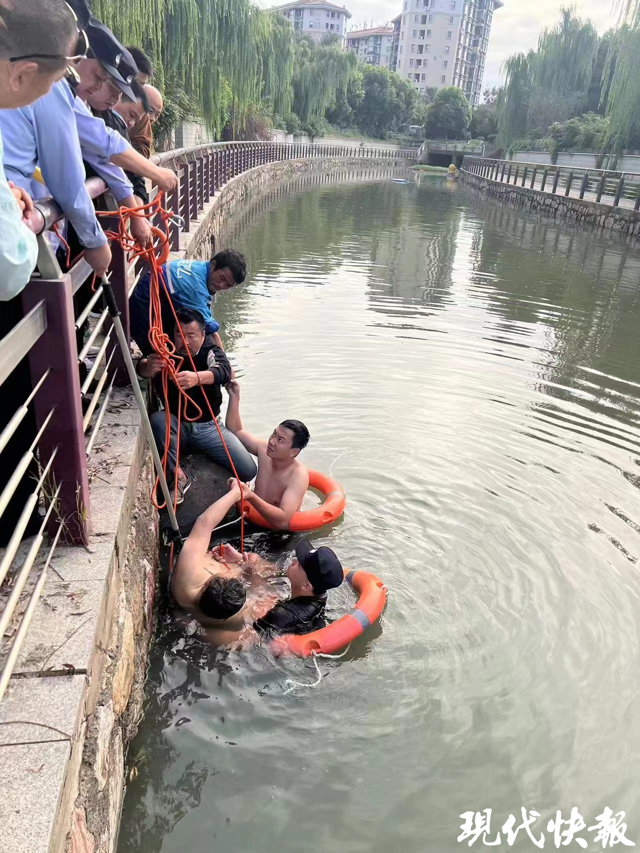 生死时速！警民合力勇救落水醉汉