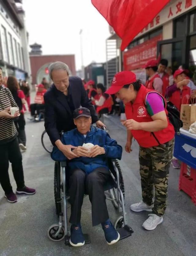 游客在西安大雁塔问路，被“硬塞”三个夹馍