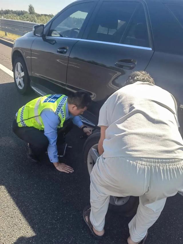 假期高速路上，大爷为何执意要“抢拍”民警的警察证？