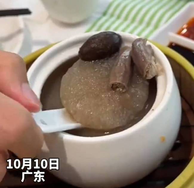 女子吃早茶喝热汤喝到大冰块 食品安全引热议