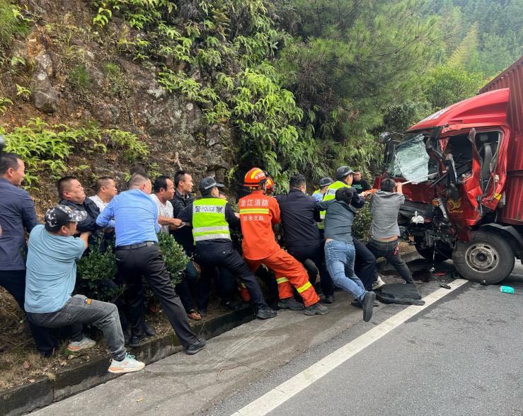 路边响起响亮的号子，警民合力抢救生命