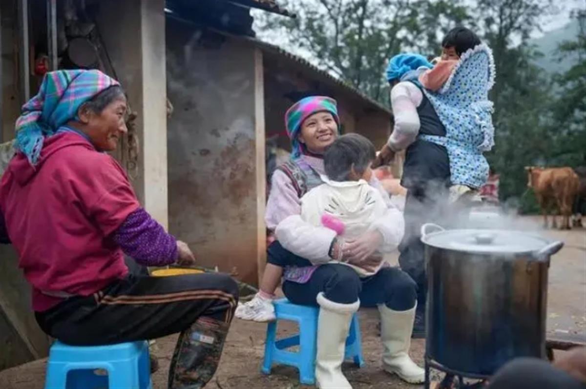 网红小英承认曾送养女儿，官方：不构成犯罪，孩子目前健康成长