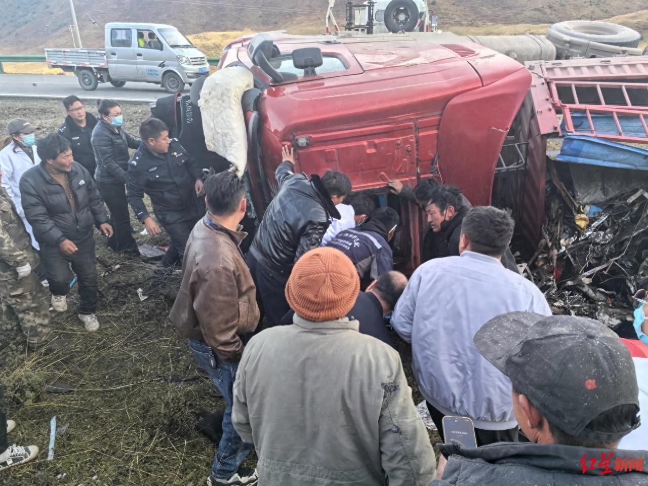 货车侧翻川西高原司机被困驾驶室 警民30余人合力救援3小时挽回一条生命