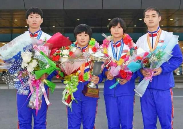 朝鲜队凯旋合影！4人捧花晒奖牌，金琴英拿冠军奖杯 国乒新劲敌诞生