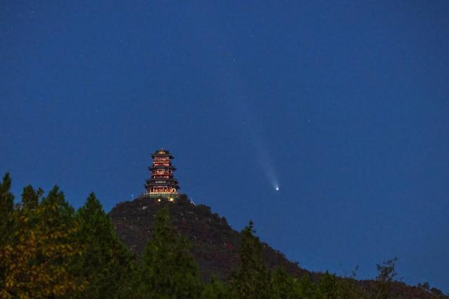 彗星与定都阁神奇同框 夜空亮丽弧线