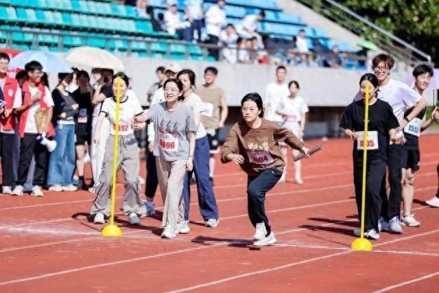 奥运冠军陈芋汐现身上海大学运动会 激励学子追逐“奥运梦”