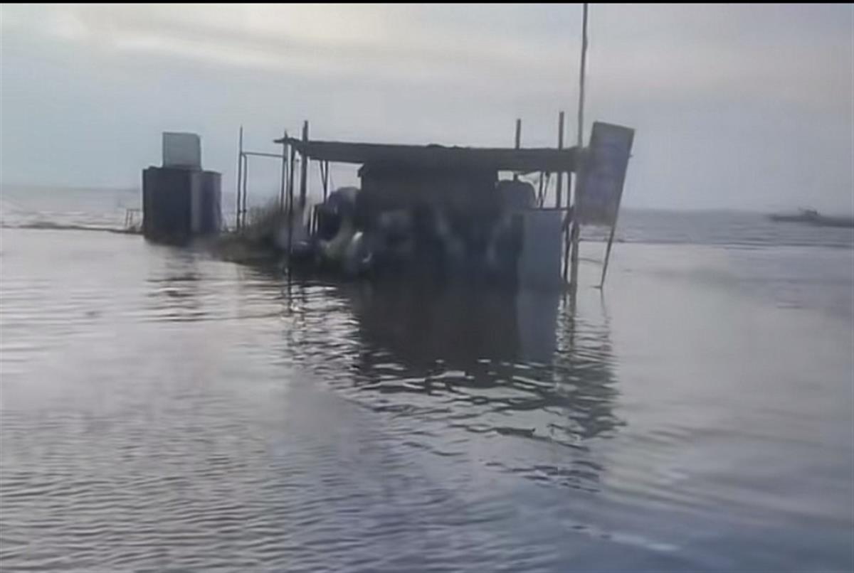 环渤海多地出现海水倒灌，专家称与天文大潮有关，居民：几十年没见过