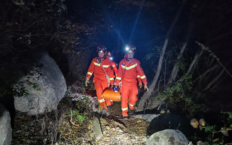 女子登山身体突发不适求助，北京密云消防担架救援