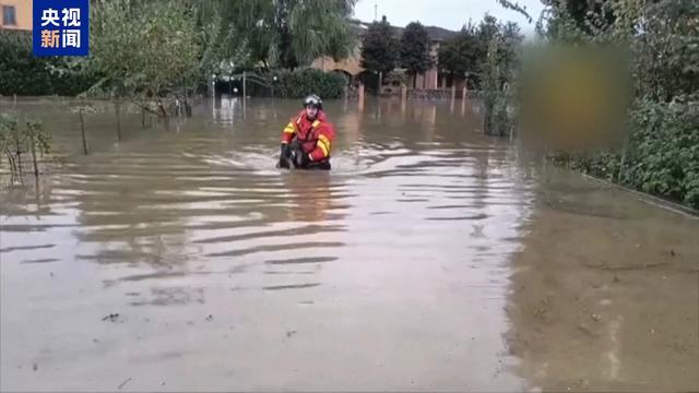 河流决堤 农田被淹 垃圾漫湖 欧洲多地遭洪水袭击