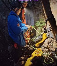 退休教授嵩山野线徒步坠崖去世 悲剧引发关注