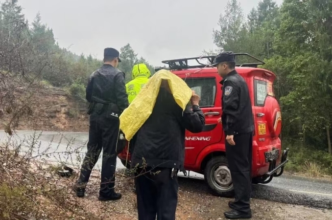 三轮车过马路侧翻路人齐力救人 警民合力救援