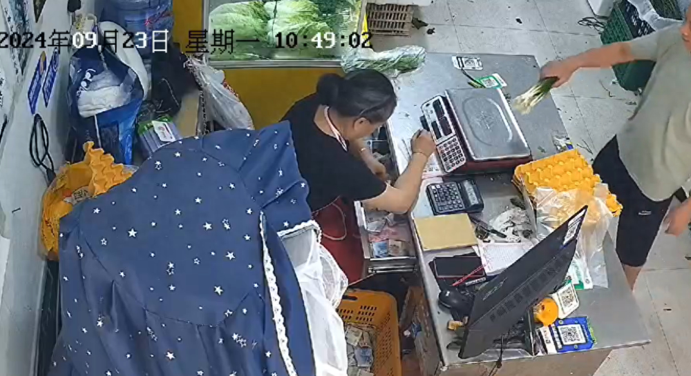 66岁女店员被指一年半“零星顺走”果蔬店20万营业款，店主称涉事店员下跪道歉，自己心软本想私了对方却失联