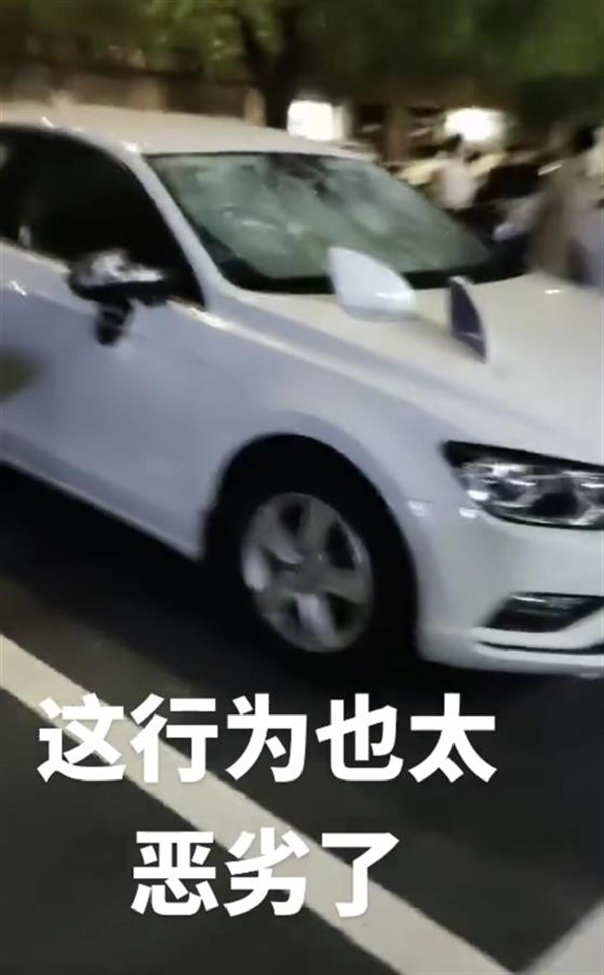 江西铅山一男子酒后连砸多车，已到派出所接受处理