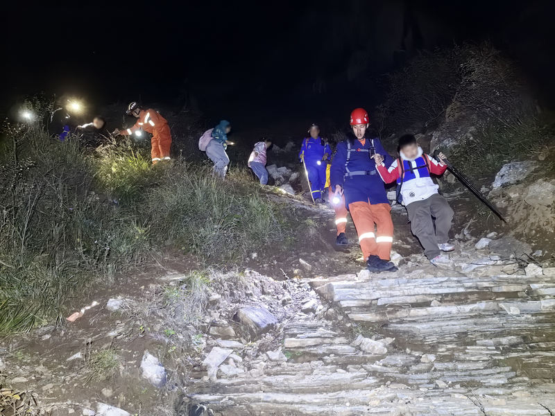 31人天黑后在山上迷路，京冀两地消防联合救援