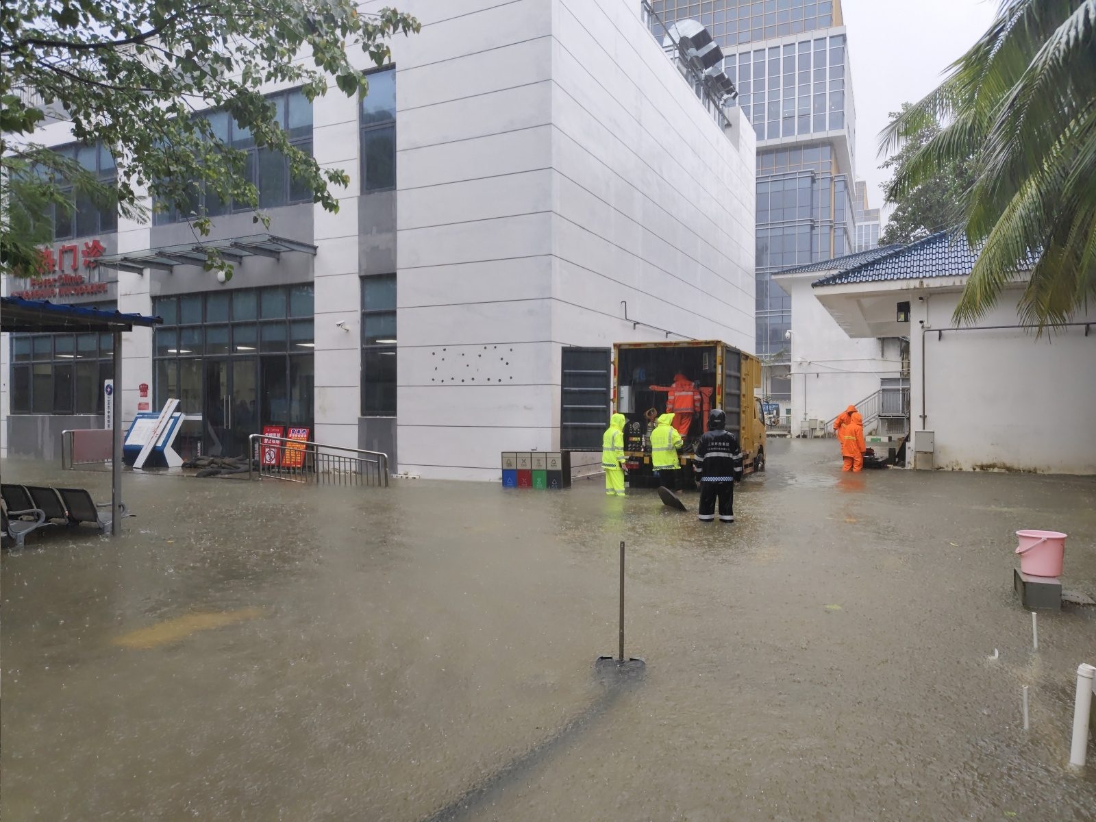 强降雨引发内涝 三亚消防紧急出动排涝除险