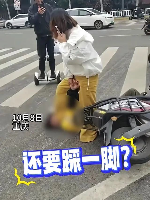 醉酒女当街踩踹外卖小哥，重庆警方通报：女子已被刑拘