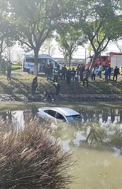 上海松江两车相撞，一轿车冲入河道！市民及时救出司机