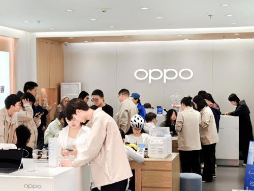 掀起抢购热潮！OPPOFindX8系列4199元起开售  门店人气飙升