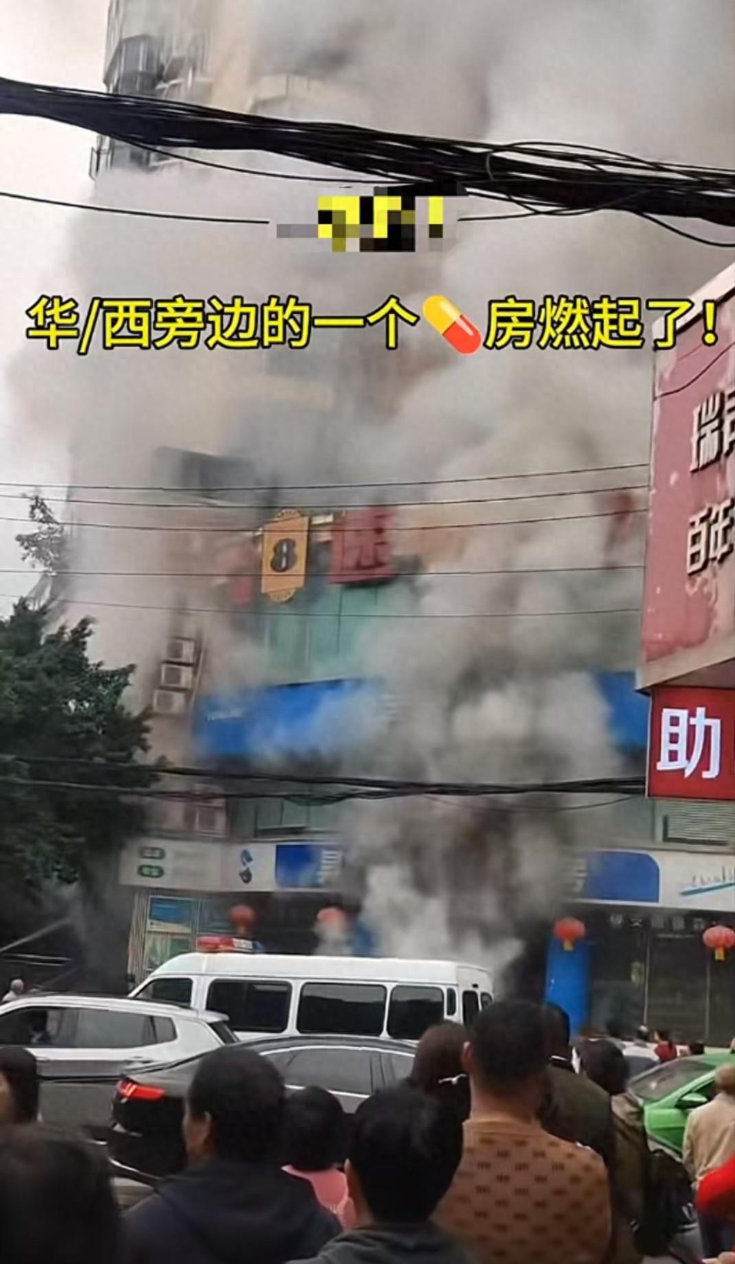 成都一临街店铺突发火灾超20人送医，楼上有多家酒店，消防从二楼窗口转移一昏迷女子