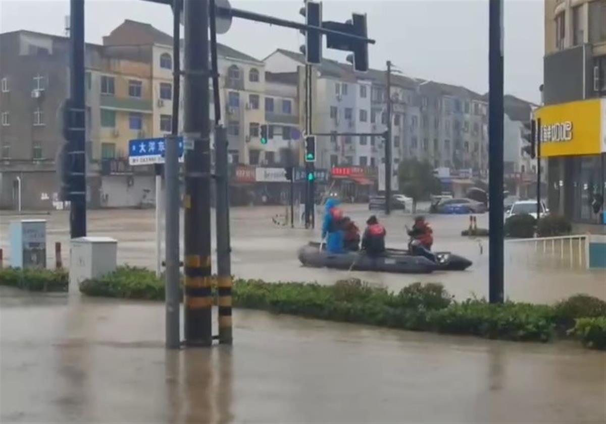 受台风“康妮”影响浙江台州出现暴雨，市民：超一米深积水已退去，有小车停路边被淹