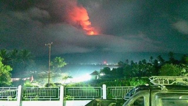 印尼勒沃托比火山喷发致一房屋倒塌 6人死亡