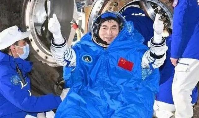 神舟十八号着陆现场亮如白昼 暗夜返回成功