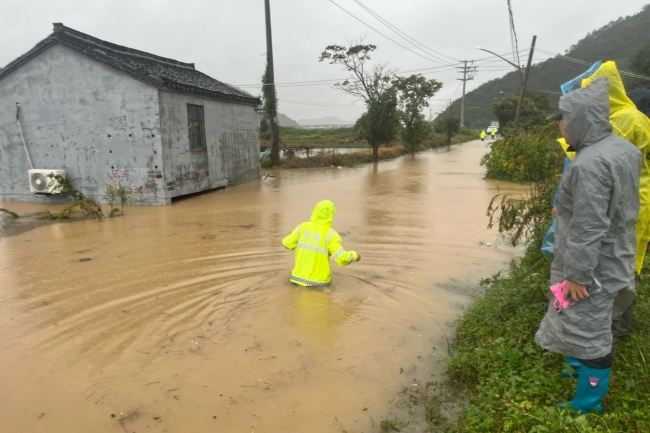 民警将高烧宝宝裹在怀里 蹚过及腰积水送医 台风暴雨中紧急救援