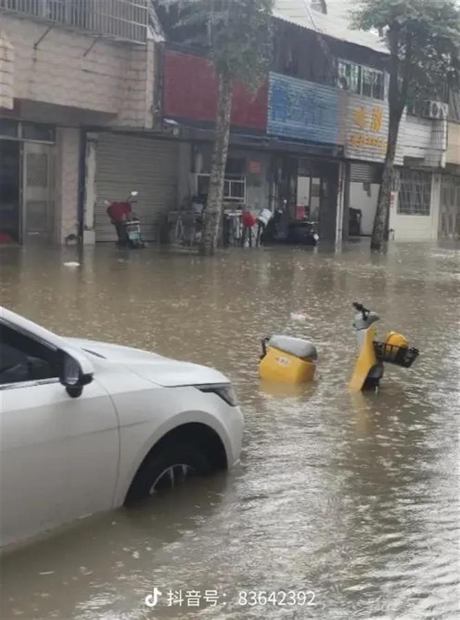 海南琼海暴雨致多条街道被淹，商户：一周内两度被浸，损失数万元