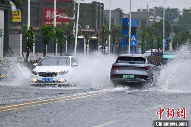 强降雨致海口街道出现严重积水 多部门紧急抢排