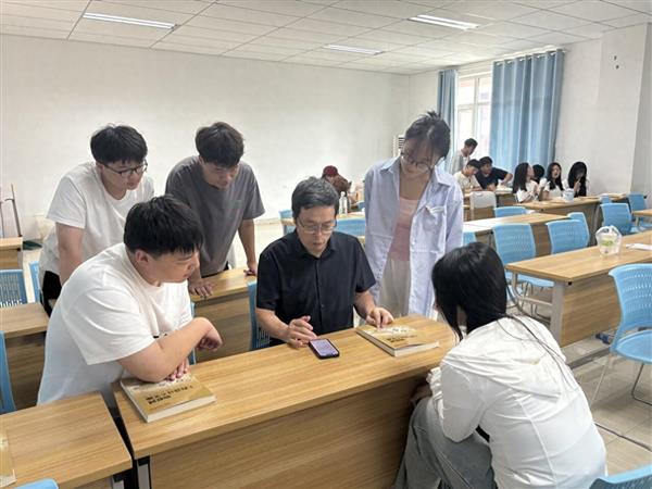 60岁老教师玩转AI  用豆包智能体辅助教学  还有了2000多“云学生”