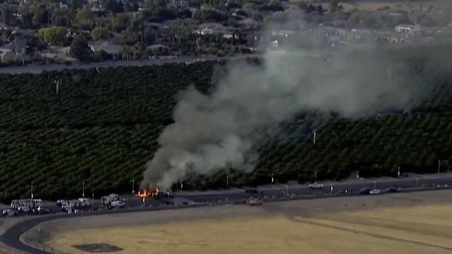 美国亚利桑那州一小飞机撞上汽车 致5人死亡