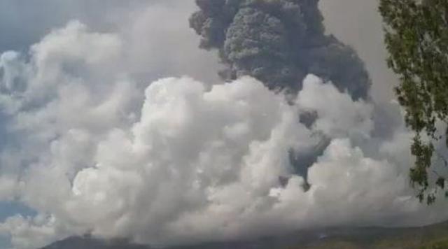 印尼勒沃托比火山喷发 火山灰柱达6000米