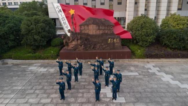 人民空军75载制胜空天 蓝天骄子续写辉煌