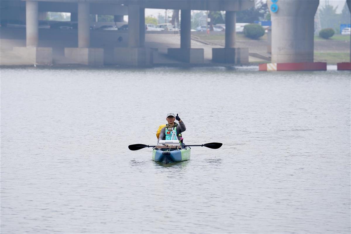 漂流长江的武汉小伙抵达上海，5天后将在崇明岛上岸结束航程